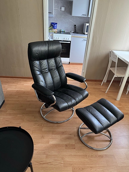 Stressless nojatuoli ja rahi