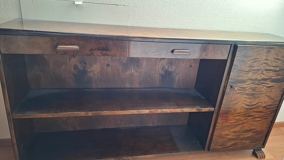 Funkis-hyllykkö art deco/jugend-tyylin tassuin