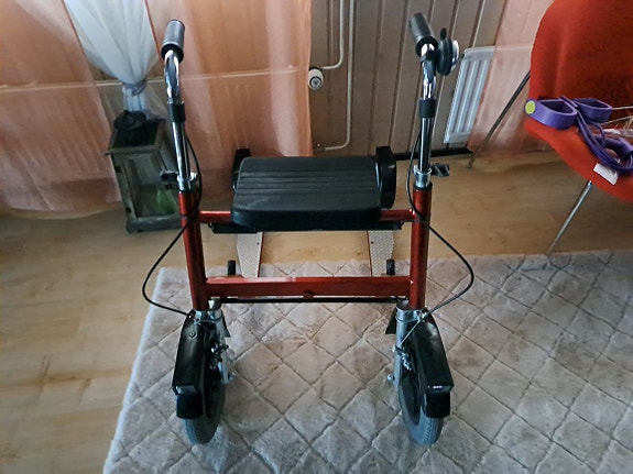 ESLA potkulauta-istuinrullain punainen