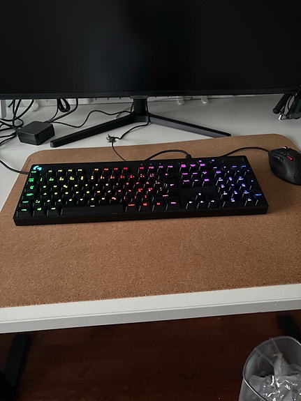 Logitech pelinäppäimistö RGB-valaistuksella