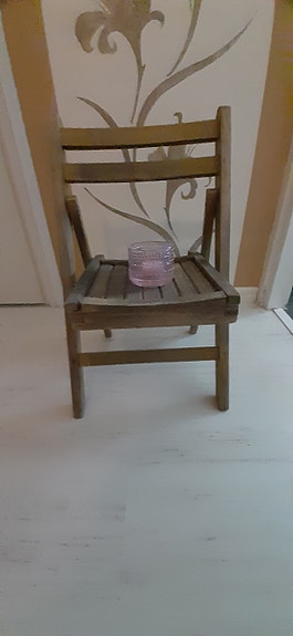 Puinen pieni jakkara.