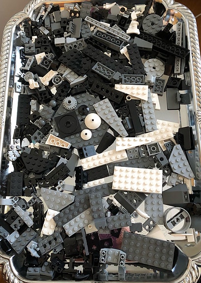 Legoja mustia, valkoisia ja harmaita