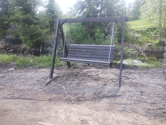 Puinen pihakeinu tummaksi käsitelty
