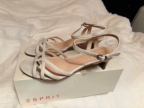 Esprit sandaalit koko 39, vaalea
