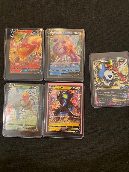 Pokemon V ja Ex holo rare kortteja