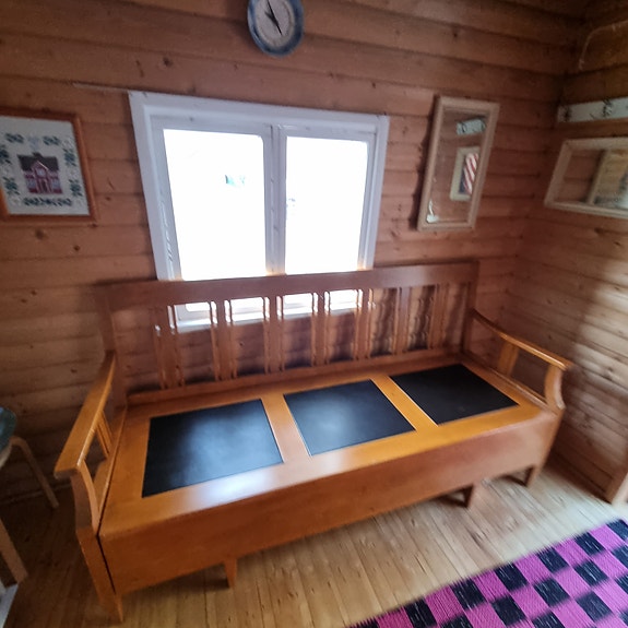 Kaunis puinen talonpoikaissohva