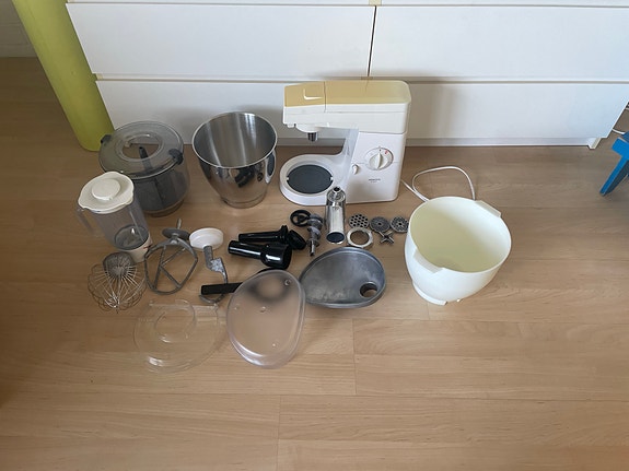 Kenwood monitoimikone lihamyllyllä ja kulhoilla