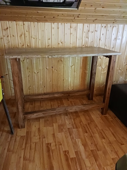 Puu- ja levypintainen korkea pöytä