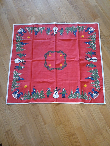 Jouluinen retro/vintage pöytäliina tonttukuviolla