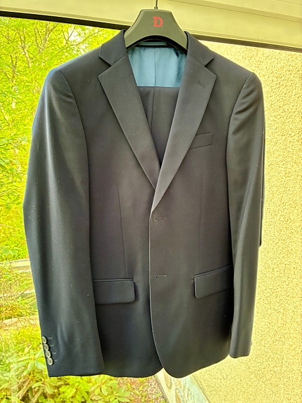 Tummansininen poikien puku koko 46 (slim fit)