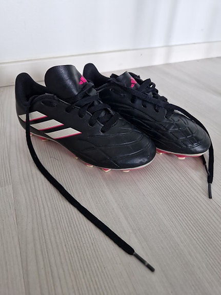 Adidas lasten jalkapallokengät koko 30