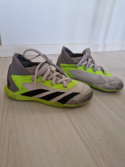Adidas jalkapallokengät koko 28