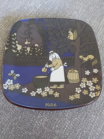 Arabia vuosilautanen 1986 koristeposliini