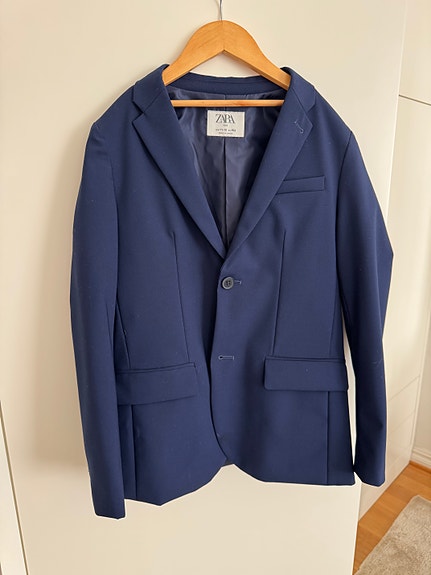 Myydään 152 cm Zaran navyn värinen slim puku