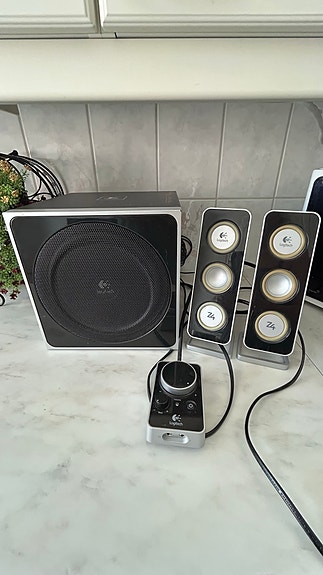 Logitech Z4 2.1 kaiutinjärjestelmä subwooferilla Tammela