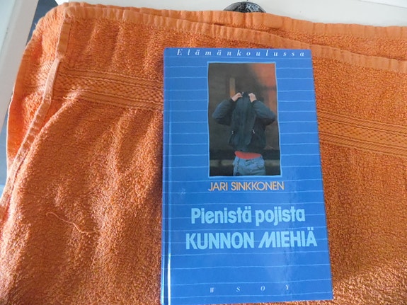 Jari Sinkkonen – Pienistä pojista kunnon miehiä kirja