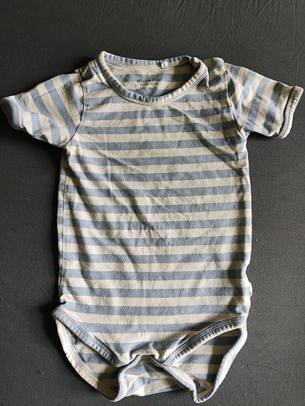 Lyhythihainen body.