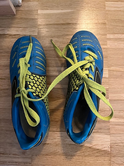 Jalkapallokengät  koko 31 lapselle