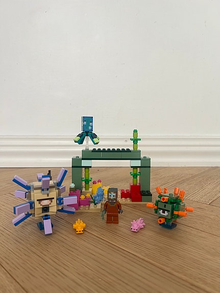 LEGO Minecraft 21180 The Guardian Battle
