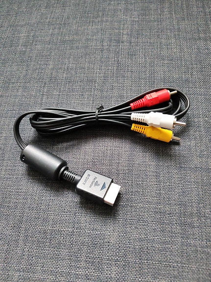 Sony PlayStation AV-kaapeli RCA-liittimillä