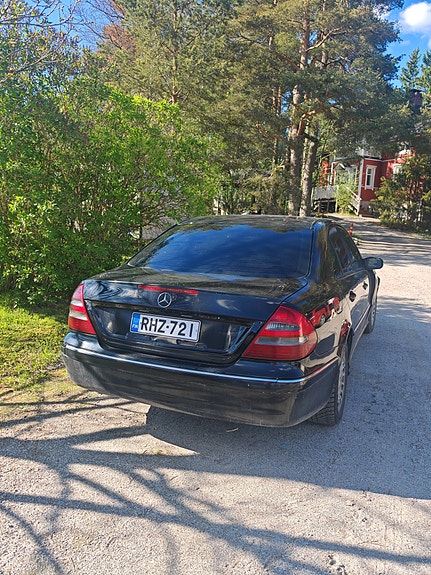 Mercedes-Benz varaosat sedan musta