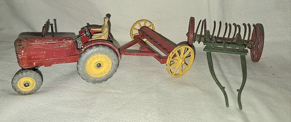 Dinky Toys Massey Harris traktori ja heinäharat