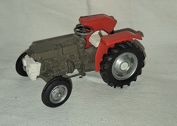 Brirains Massey Ferguson traktori varaosiksi