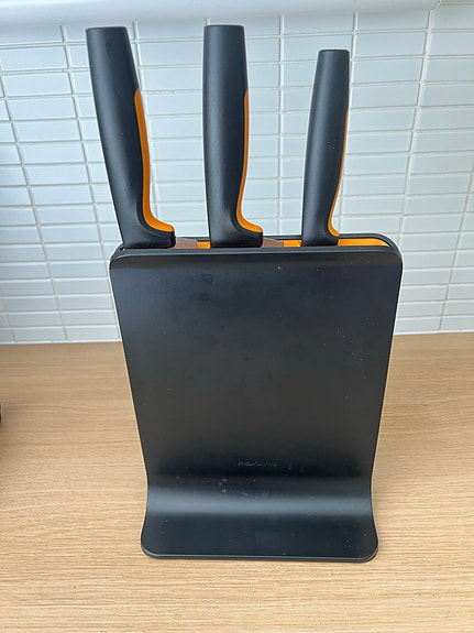 Fiskars veitsiteline ja 3 keittiöveistä
