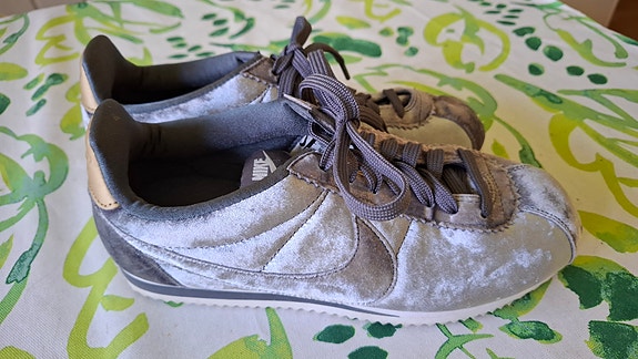 Niken lenkkarit, harmaat ja samettiset, koko 37