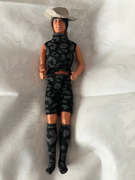 Barbie Ken -nukke mustissa vaatteissa 1969 Indonesia