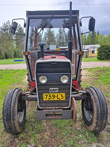 Massey Ferguson 240 traktori ohjaamolla