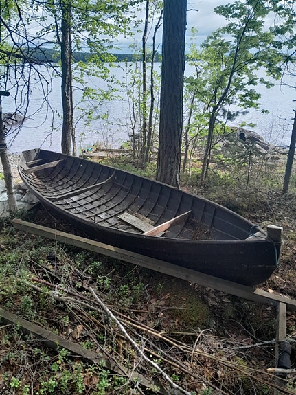 Vanha tervattu soutuvene koristeeksi