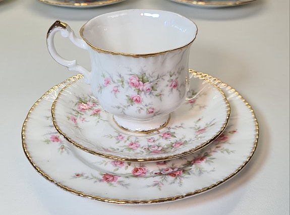 Upea Paragon ”Victoriana Rose” kahviastiasto 12 hengelle (39 osaa)