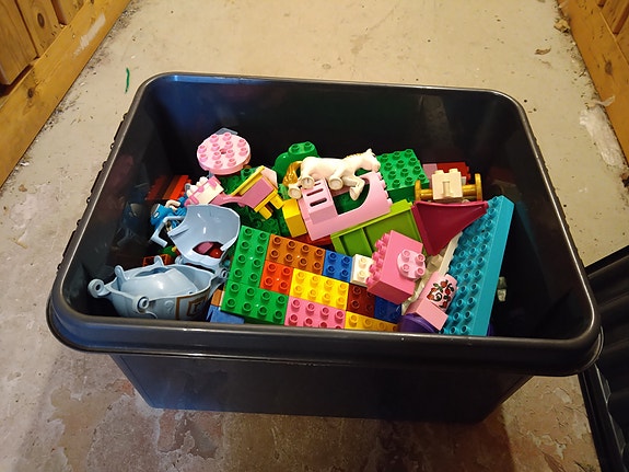 Laatikollinen Duplo Legoja