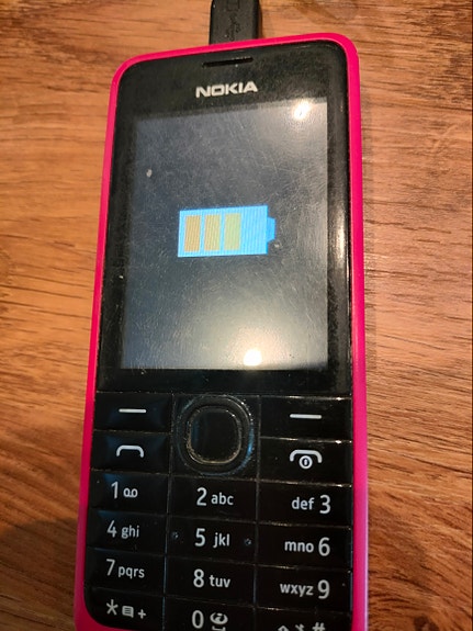 Nokia 301 Fuksianpunainen