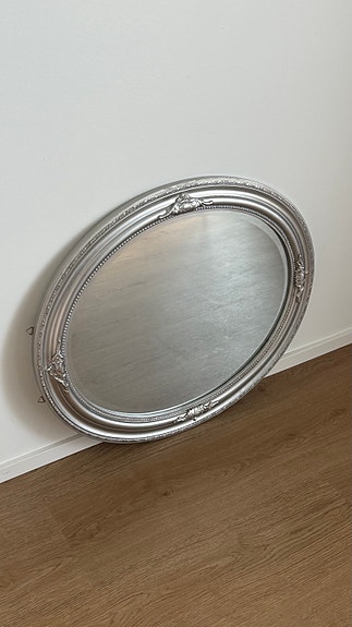 Myydään peili. Leveys 70 cm ja korkeus 60 cm.