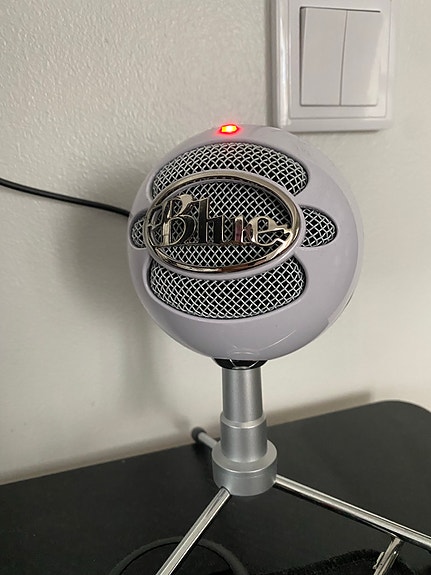 Blue Snowball -mikrofoni ja pöytäteline