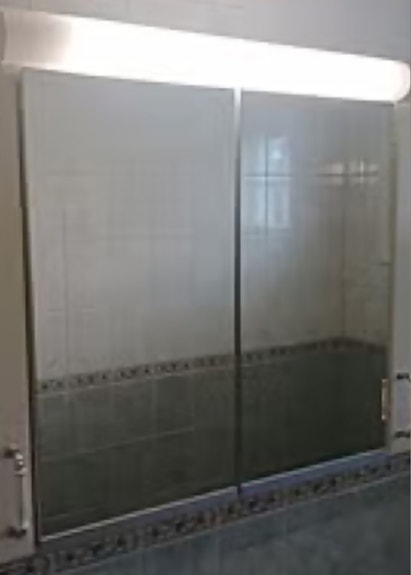 Kylpyhuoneen/wc:n peilikaappi ja kaksi kaappia.