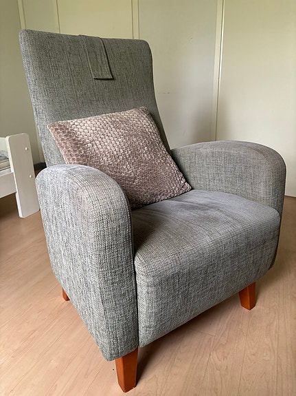 Cozy harmaa nojatuoli hyvässä kunnossa