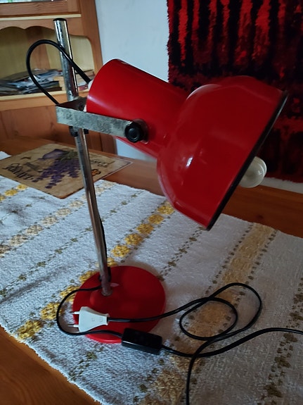 Lival punainen pöytävalaisin.