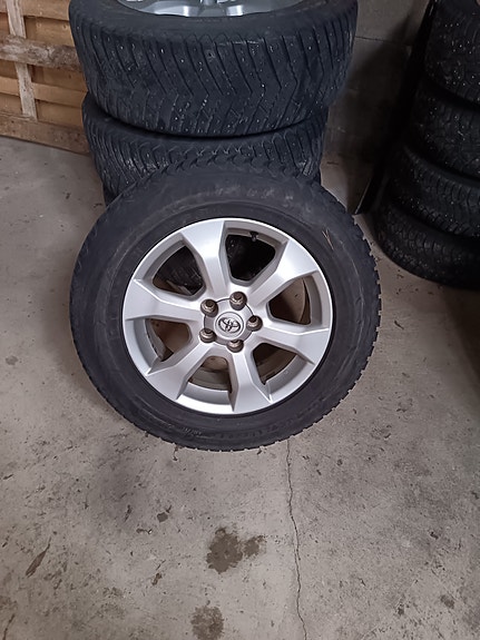 Myydään Toyota rav4 renkaat