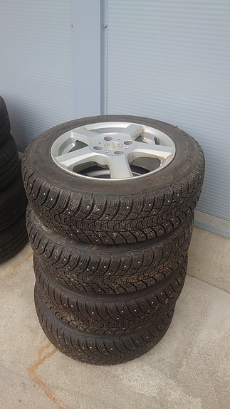 Nastarenkaat vanteineen Ford Focus
