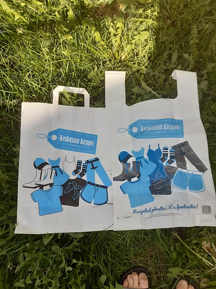 Keskustan Kirpparin kauniita ja ympäristöystävällisiä muovi- ja paperipusseja.