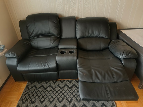 Suhteellisen siisti nahka sohva