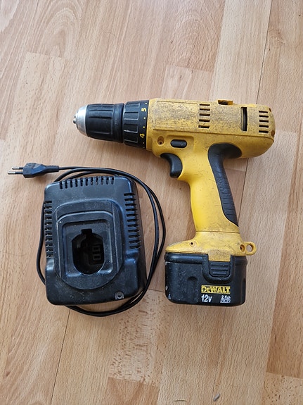 DeWalt 12V akkuporakone ja laturi, akku rikki