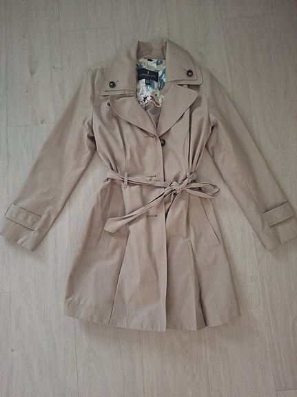 Beige trenssi