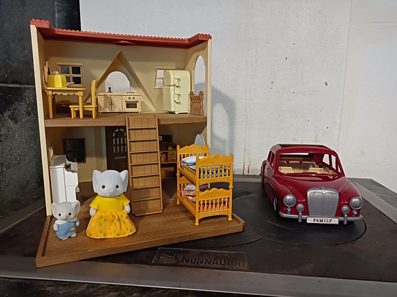 Sylvanian Families -talo ja perheauto