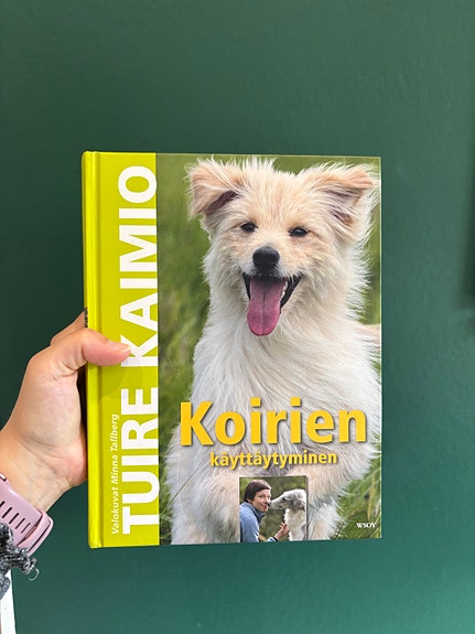 Tuire Kaimio: Koirien käyttäytyminen -kirja