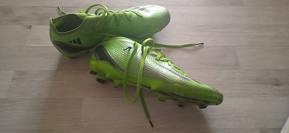 Adidas jalkapallokengät koko 40