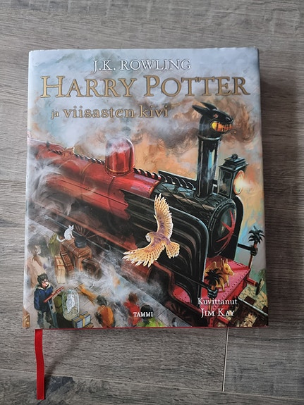 Harry Potter ja viisasten kivi -kirja suomeksi